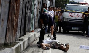 Cảnh sát Philippines kiểm tra thi thể một nghi phạm ma túy bị sát hại trên phố