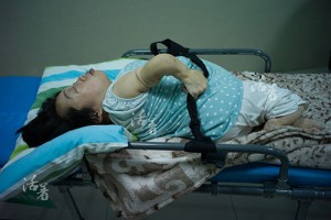 Chị Hu Lu từ bé đã sinh ra với căn bệnh giòn xương đặc biệt nghiêm trọng.