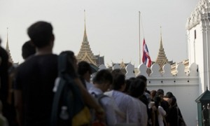 Cung điện Hoàng gia Thái Lan treo cờ rủ