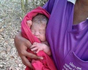 Bé sơ sinh được giải cứu trong tình trạng bị thương nặng và bị chôn sống